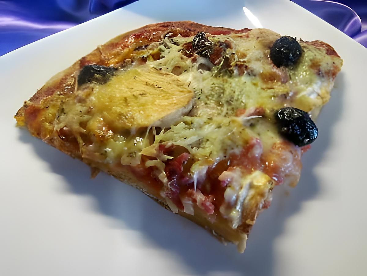recette Pizza aux oignon, lardons fumés, fromage de chèvre.