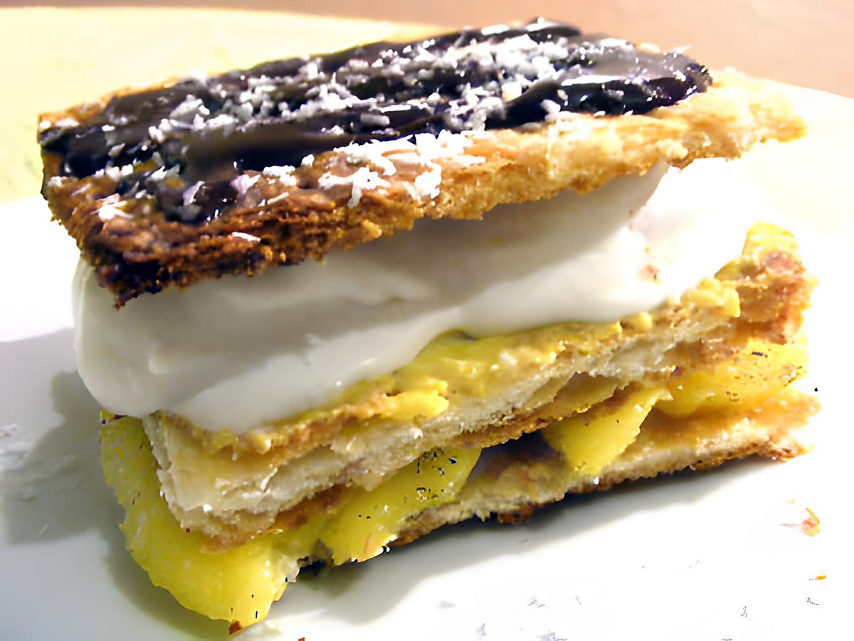 recette Mille-feuilles à la mangue vanillée, crème glacée à la noix de coco, citron et sauce au chocolat
