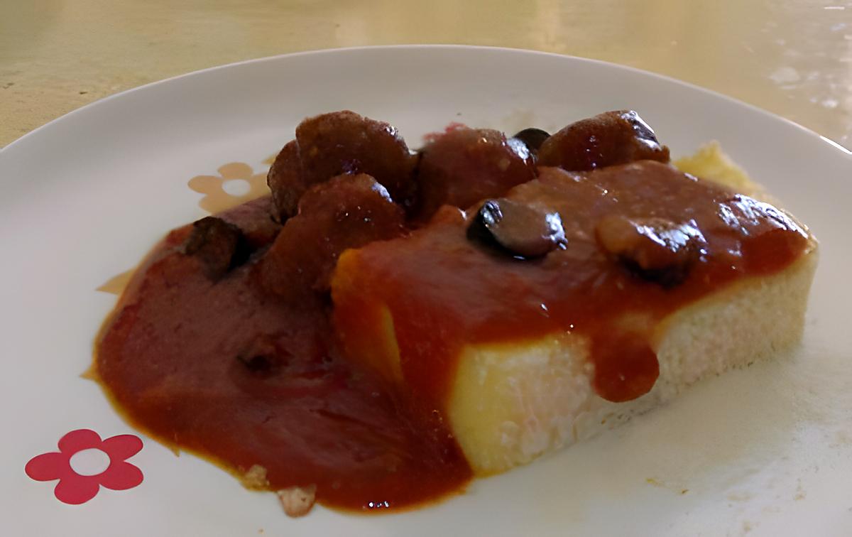 recette Polenta façon cake accompagnée de sauce tomate aux olives et ses boulettes de viandes