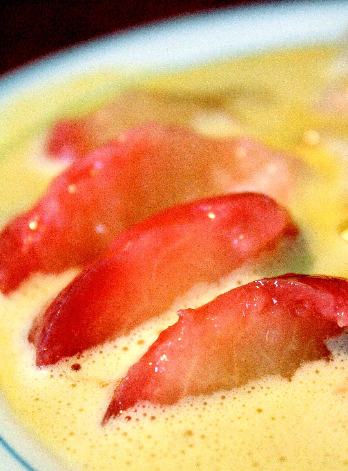 recette Pêches pochées au Parfum de Romarin  sur Crème Anglaise à la Pistache.