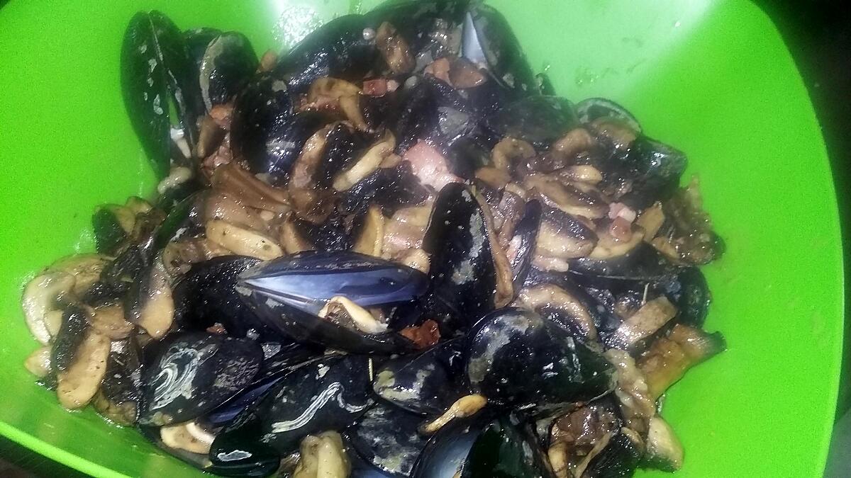 recette Moules marinières au champignons de Paris