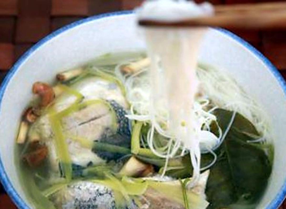recette Soupe de poisson aux herbes thaïlandaises avec des vermicelles de riz