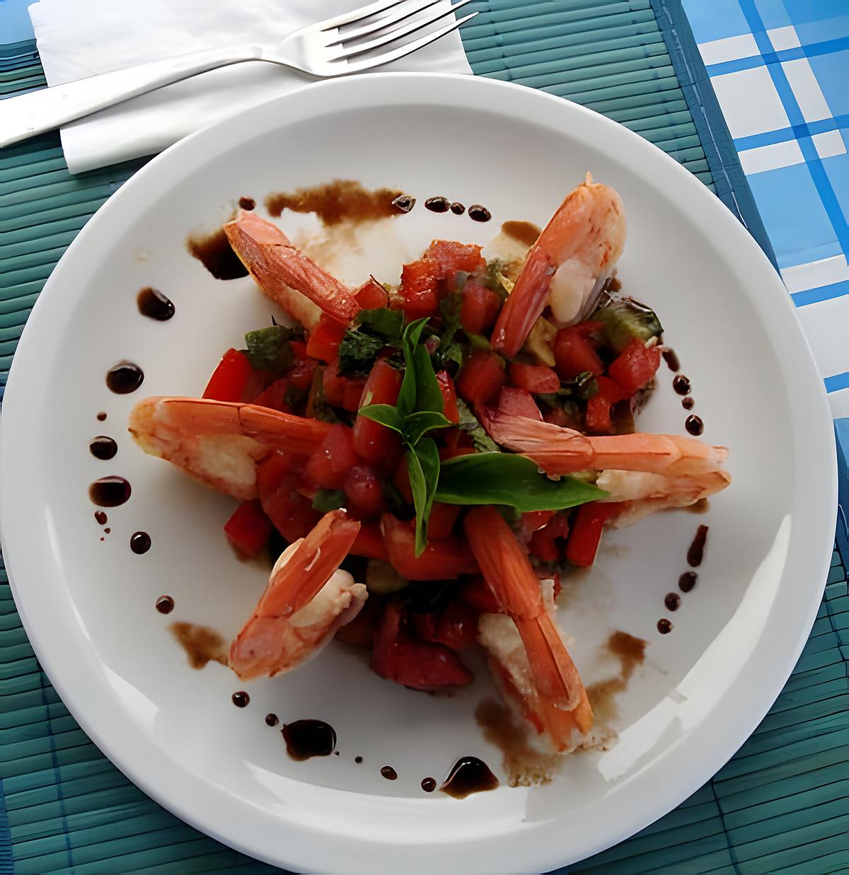 recette Crevettes flambées au Ricard sur salade de poivron, tomates et avocat