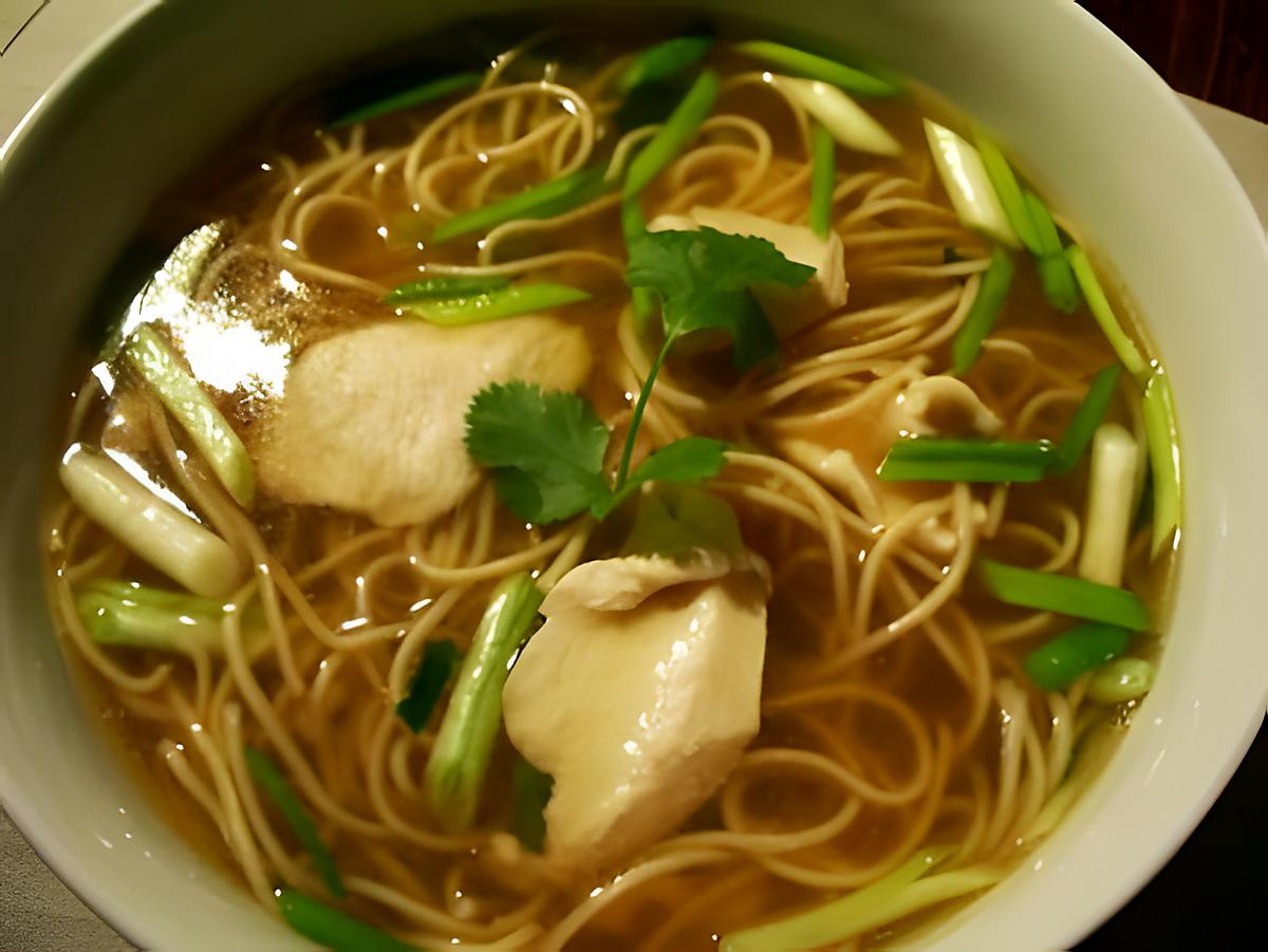 recette Soupe de poulet, nouilles chinoises, ciboule, gingembre & coriandre