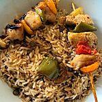 recette Brochettes de dinde marinées, riz vapeur et salade frisée.