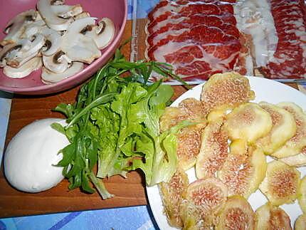 Assiette charcuterie carpaccio de figues et mozzarella 430