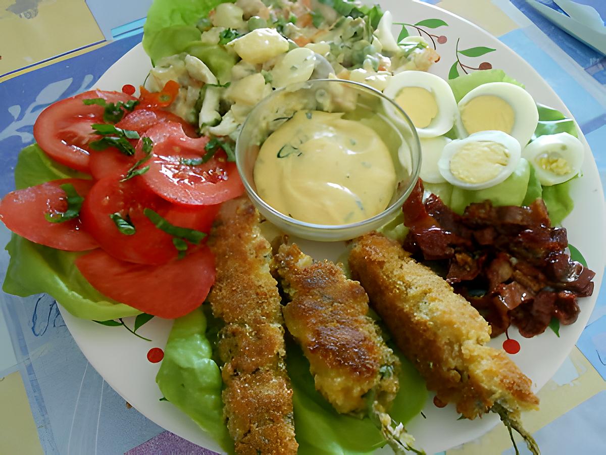 Meli melo de salade et brochettes de moules panées 430