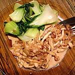 recette Tranches de porc aux champignons et oignons, et pak choi à l'ail