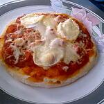 recette pizza bolognaise,chèvre,saucisse de Strasbourg,et fromage râpé