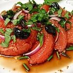 recette Salade de pamplemousse rose, oignon rouge et olives noires au basilic