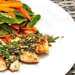 recette POULET GRILLÉ SALSA D’HERBES FRAÎCHES ET SÉSAME, TAGLIATELLES DE CAROTTE AU GINGEMBRE