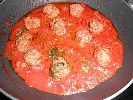 Chakchouka tomates boulettes et oeufs 430