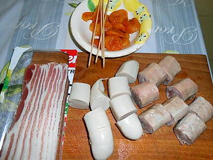 Brochettes d'andouillettes boudins blancs lard abricots 430
