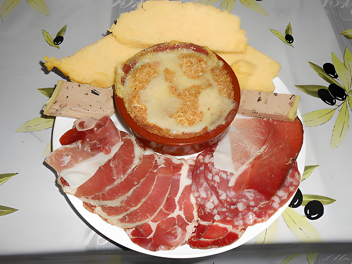 Camembert au four charcuterie et polenta 430