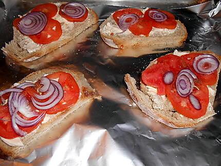 Tartines aux oeufs brouillés et champignons 430