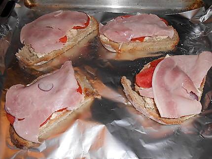 Tartines aux oeufs brouillés et champignons 430