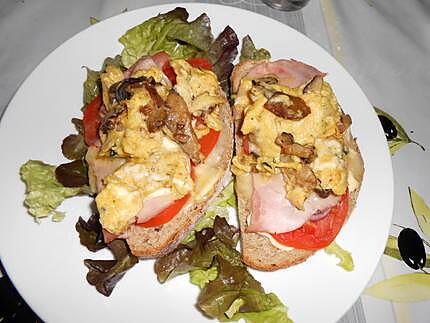 Tartines aux oeufs brouillés et champignons 430