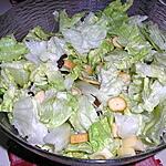 recette salade verte, croutons ,allumettes de jambon, emmental et fruits secs.
