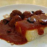 recette Polenta façon cake accompagnée de sauce tomate aux olives et ses boulettes de viandes