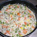 recette poêlé de légumes, riz et sa sauce crème fraîche et fond de volaille accompagné de filets de poulets roulés dans la chapelure