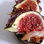 recette Tartines aux oignons confits et garniture de figues/magret de canard séché
