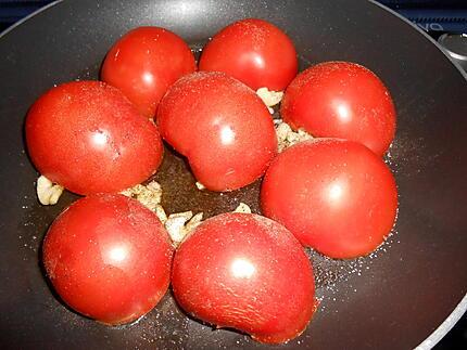 Poulet fumé aux oignons grillés et tomates poêlées 430