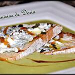 Velouté froid de courgettes à l'ail et basilic, tartines de Gorgonzola