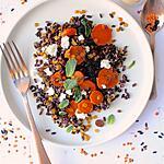 recette Riz complet noir, lentilles corail, chèvre frais, carottes, fruits secs & menthe, assaisonnement huile d'olive et tahini
