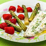 recette Merlu aux asperges vertes et aux fraises