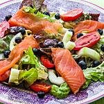 recette Salade de truite fumée, myrtilles, concombre et tomates