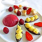 recette Dessert "géométrique", variations de textures : mousse, crème pâtissière, génoise, fraises et framboises