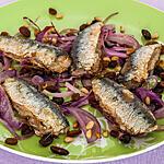 recette Sardines aux oignons rouges, raisins secs et pignons