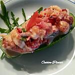 recette Avocat farci aux écrevisses, tomates,tomates séchées, roquette, épices et sauce yaourt