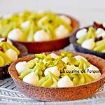 recette Tartelette garnie de crème pâtissière à la pistache sur un lit de caramel au beurre salé