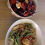 recette Salade de choux rouge et ses légumes sauté au poulet sur un lit de riz blanc
