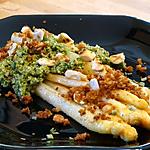 recette Asperges Grillées au Pesto d'Amandes  et Crumble de Biscottes