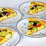 recette Tarte au brocoli, fromage ail et fines herbes sur un lit de moutarde à l'ancienne, végétarien