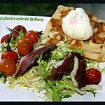 recette SALADE DE MAGRET, OEUF POCHE SUR GAUFRE SALÉE AU CONFIT D'OIGNONS ET TOMATES ROTIES