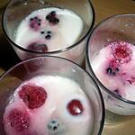 dessert a la violette : recette yaourt au sirop de framboise violette et fruits rouges
