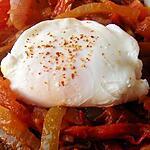 recette OEUF POCHE SUR PIPERADE COLOREE