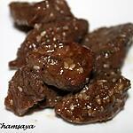 recette Brochettes de boeuf marinées au miel, sauce soja et graines de sésame