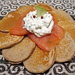 recette Blinis à la châtaigne, saumon fumé et sa mousse de cream cheese aux pommes et baies roses