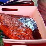 saumon : recette Saumon sur planche de cèdre, sauce au rhum brun
