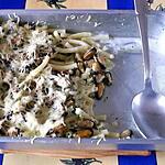 recette moules gratinées sur un lit de macaronis ( recette imaginée et faîte par Gg ) .