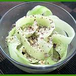 Tagliatelles de concombres et éclats de noisettes