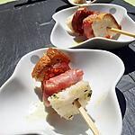 Brochettes de chévre au serrano et chorizo aperitive