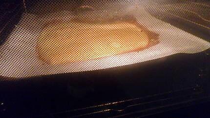 Comme vous l'observez ma pate à des bosses et à griller sur les rebords ! je me suis fais une grosse frayeur mais après l'avoir gouter une fois sortie du four j'étais plus rassurée !