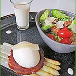 recette Asperges poêlées, oeuf mollet sur pancetta grillée, sauce et salade parmesan