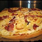 jambon cru : recette Pizza à la raclette, jambon fumé et oignons