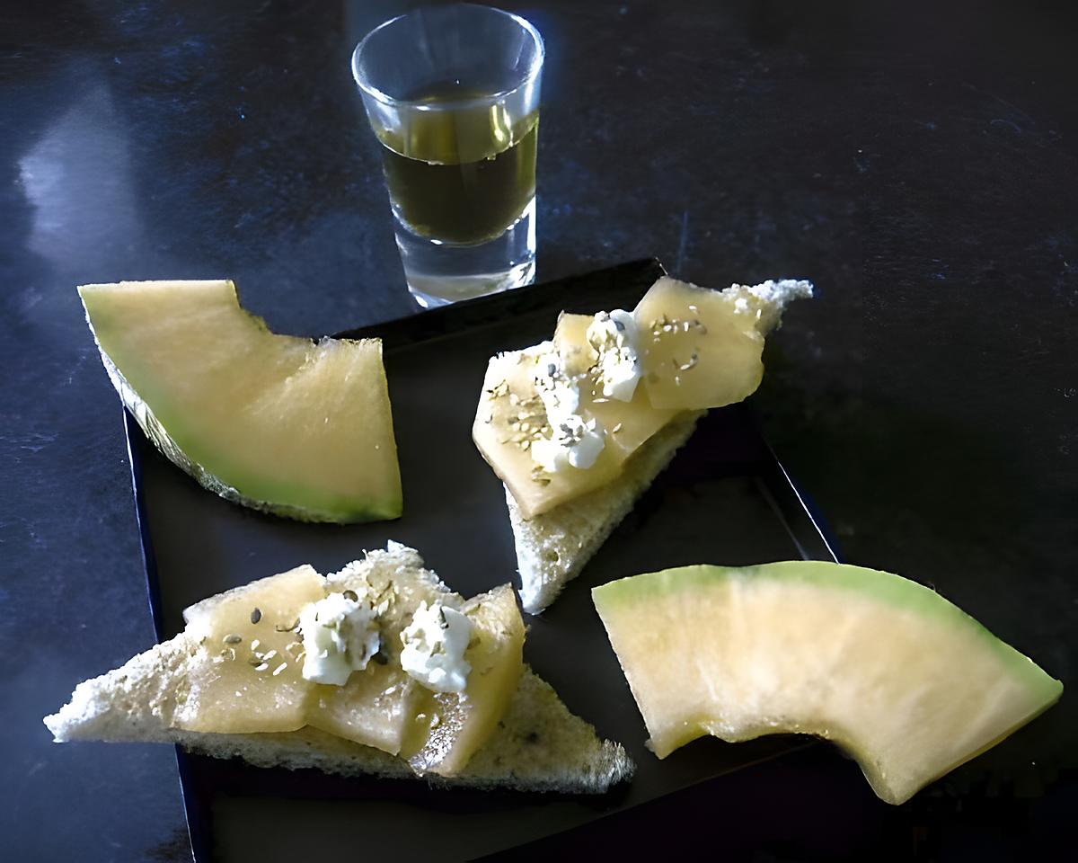 recette Toasts au Moscatel et melon, à la feta et au sésame